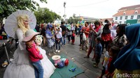 Warga berlibur di kawasan Kota Tua dengan mengajak keluarga.