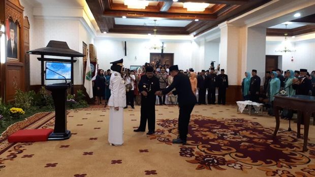 Dewanti Rumpoko saat menjalani proses pelantikan di Gedung Grahadi 
