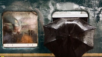 The Mans Stare karya fotografer Moin Ahmed asal Bangladesh yang juga mendapatkan predikat Honorable Mention di kategori People. (Foto: National Geographic)