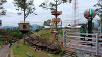Buat kamu yang mau menantang adrenalin, ada sepeda gantung yang layak kamu coba. Lintasannya hanya beberapa meter namu beberapa pengunjung sempat histeris karena takut jatuh saat naik sepeda ini. (Bonauli/detikTravel)