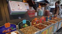 Jangan takut kelaparan, banyak juga penjual yang menawarkan aneka kue Natal, camilan hingga makanan yang berat (Afif Farhan/detikTravel)