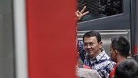 Ia kemudian langsung dibawa ke Rutan Cipinang. Ahok sempat memberikan salam 2 jari ke arah wartawan. Foto: ANTARA Foto