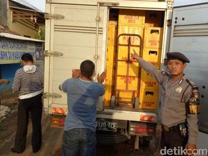 Mobil Boks Berisi Ribuan Botol Miras Diamankan Polres Demak
