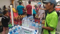 Sejumlah PKL juga mangkal lagi di depan Stasiun Tanah Abang karena dagangan mereka lebih cepat laku.
