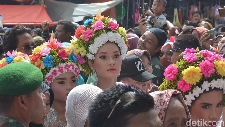 Foto: Tradisi Ngarot di Indramayu (Sudirman Wamad/detikTravel) Foto: Tradisi Ngarot di Indramayu (Sudirman Wamad/detikTravel)