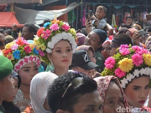 Gadis-gadis Cantik Bermahkota Bunga di Indramayu