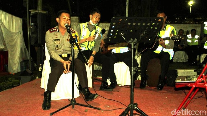 Asyiknya Ngejam di Pos Polisi Tugu Adipura Kota Sukabumi