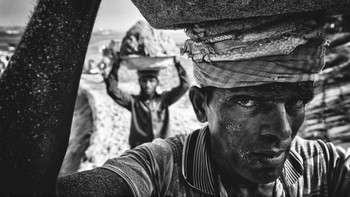 Selain predikat Honorable Mention ada juga predikat People Choice seperti foto ini, yang diabadikan oleh fotografer MD Tanveer Hassan Rohan asal Bangladesh dengan judul foto Sand Porter. (Foto: National Geographic)