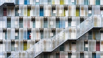 Untuk foto Honorable Mention di kategori Cities didapatkan oleh fotografer Tetsuya Hashimoto asal Jepang dengan foto berjudul Colorful Apartment. (Foto: National Geographic)