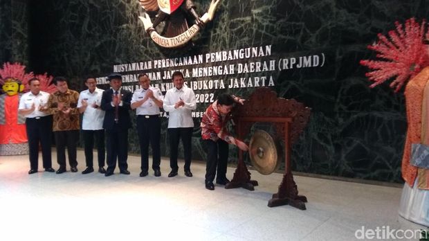  Mendagri Tjahjo Kumolo memukul gong tanda dibukanya Musrenbang DKI Jakarta, Rabu (27/12/2017)