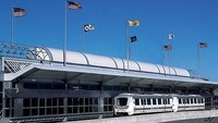 John F. Kennedy International Airport di New York, AS punya kereta penghubung bernama AirTrain JFK. Kereta ini menghubungkan bandara dengan berbagai stasiun di Manhattan, New York. Dengan jarak 50-75 menit, tarifnya adalah USD 7,75 atau setara dengan Rp 110 ribu (AirTrain JFK)