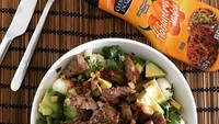 Semangkuk salad buatan sendiri jadi menu makan siang Tata. Terlihat campurannya ada selada, alpukat, daun ketumbar dan irisan daging. Tak lupa dressingnya yang minimalis tapi menggoda. Foto: Instagram @tatacahyani