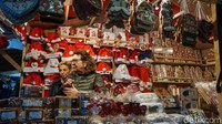 Yang harus kamu tahu, cukup susah kalau cari suvenir khas suatu kota saat datang ke Pasar Natal misalnya seperti magnet kulkas, gantungan kunci dan lain-lain. Kalau mau cari barang-barang itu, lebih baik ke toko suvenir langsung. Tapi mumpung di Pasar Natal, berburu pernak-pernik Natal asyik lho! (Afif Farhan/detikTravel)