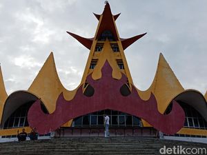 Ikon Cantik Lampung, Menara Siger