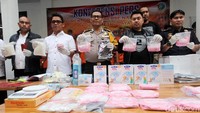 Kabid Humas Polda Metro Jaya Kombes Argo Yuwono berserta jajaran saat memperlihatkan sejumlah barang bukti ekstasi dan sabu di Polda Metro Jaya, Rabu (27/12/2017).