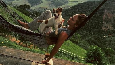 Foto : Gaya Liburan Si Seksi Candice Swanepoel