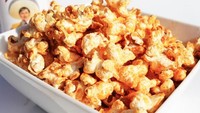 Yang ini ada popcorn dengan paduan rasa saus pedas dan juga acar yang asam. Yummy! Foto: Istimewa