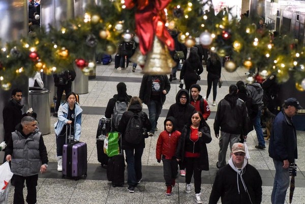 Tujuan mereka ingin ke luar kota, dan rehat sejenak dari padatnya New York yang menggila. New York memang kota kerja, bukan tempat untuk rileksasi (Stephanie Keith/Reuters) Tujuan mereka ingin ke luar kota, dan rehat sejenak dari padatnya New York yang menggila. New York memang kota kerja, bukan tempat untuk rileksasi (Stephanie Keith/Reuters)
