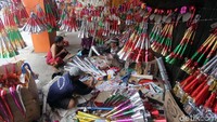 Para pedagang musiman ini menjajakan terompet-terompet itu hanya menjelang malam pergantian tahun baru setiap tahunnya. 