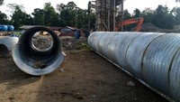 Kementerian Pekerjaan Umum dan Perumahan Rakyat (PUPR) bekerjasama dengan Zeni TNI Angkatan Darat bekerja sama membangun jalan yang sebelumnya merupakan hutan belantara ini. Pool/PUPR.