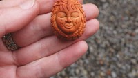 Soal ukuran, ukiran biji alpukat ini benar-benar mungil ya. Hanya seujung jari! Foto: Avocado Stone Faces