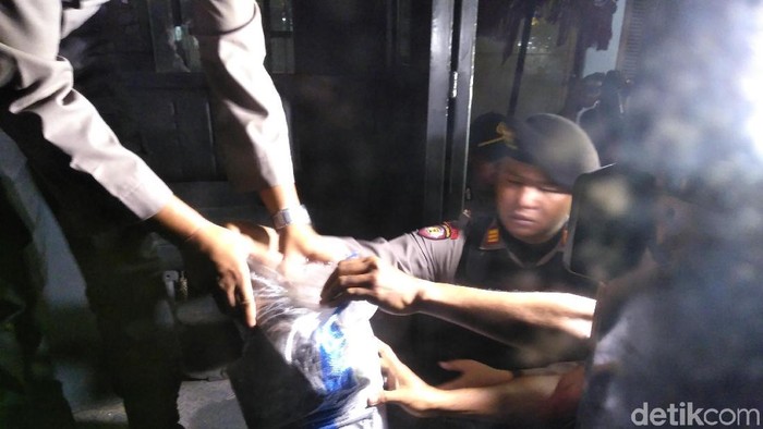 300 Petugas Polri dan BNNP Bali Geledah Penghuni LP Kerobokan