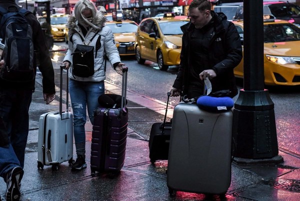 Beberapa orang traveler tampak sibuk dengan koper bawaannya. Selain naik pesawat, moda transportasi kereta memang jadi pilihan bagi traveler di New York (Stephanie Keith/Reuters) Beberapa orang traveler tampak sibuk dengan koper bawaannya. Selain naik pesawat, moda transportasi kereta memang jadi pilihan bagi traveler di New York (Stephanie Keith/Reuters)
