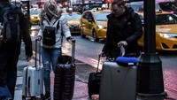 Beberapa orang traveler tampak sibuk dengan koper bawaannya. Selain naik pesawat, moda transportasi kereta memang jadi pilihan bagi traveler di New York (Stephanie Keith/Reuters)