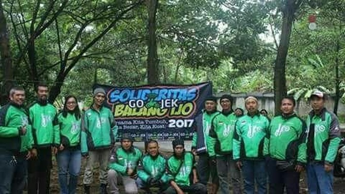 Balang Ijo, komunitas para driver Go-Jek yang beri bantuan korban bencana gempa, mulai dari Lombok hingga Palu. Foto: Balang Ijo Balang Ijo, komunitas para driver Go-Jek yang beri bantuan korban bencana gempa, mulai dari Lombok hingga Palu. Foto: Balang Ijo