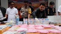 Sekitar 20.000 butir ekstasi berhasil diamankan petugas yang rencananya siap diedarkan dalam pesta pergantian malam tahun baru.