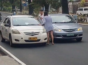 Duh! Wanita Ini Tega Tampar Sopir Taksi yang Lebih Tua Darinya
