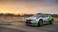 Berbeda dengan Fabia front-wheel drive yang berjalan di jalan, model WRC2-spec memiliki pengaturan AWD yang menerima tenaga melalui gearbox berurutan lima kecepatan manual. Setelah bergerak hanya 1.230 kilogram (bobot minimum), mesin rally-spec yang berasal dari 1.8 TSI yang dibangun di China, mengubah Fabia R5 menjadi roket.  Foto: Pool (Motor1)