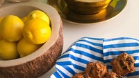 Kali ini Tata membuat kukis low carbo. Racikannya antara lain tepung almond, olive oil dan cincangan dark chocolate. Tata juga menyertakan resep kuenya lho. Foto: Instagram @tatacahyani