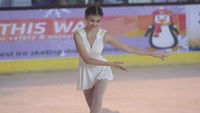 Sasi juga jago ice skating. Ini adalah posenya ketika ikut lomba dan dia menang lho. Foto: Instagram/sasiasmara