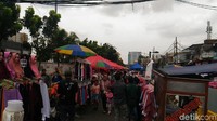 Pasar Tanah Abang sekarang lebih rapi, lebih tertata para pedagangnya. Kalau dulu di sini sering macet dan kalau mau membeli sesuatu itu susah. Sekarang lebih mudah dan trotoar juga sudah enak dilalui orang-orang, kata Meliani (33), salah seorang pengunjung tenda PKL di Pasar Tanah Abang.