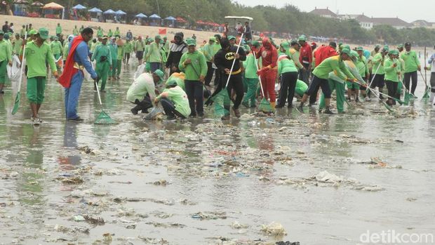 Batman Sampai Sinterklas Bersih-bersih Pantai Kuta, Bali