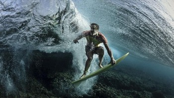 Ini adalah foto juara ketiga di kategori people dengan judul foto Under The Wave karya fotografer Rodney Bursiel asal Amerika Serikat yang memenangkan USD 500. (Foto: National Geographic)