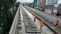 Pengerjaan dari proyek kereta ringan ini masih sesuai dengan rencana. Sebelumnya, pengoperasian dari LRT Jakarta ini ditarget lebih cepat selesai pada Juli 2018. (Dok PT Jakarta Propertindo).