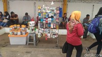 Sejumlah PKL juga terlihat mulai mangkal lagi di depan Stasiun Tanah Abang sekitar pukul 17.08 WIB. Para PKL itu mayoritas menjual aneka minuman dan ada pula yang menjual aksesoris handphone.