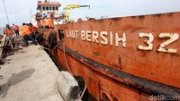 Sampah-sampah tersebut diangkut ke daratan menggunakan kapal Laut Bersih 32.