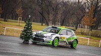 Menggunakan warna motorsport yang khas dan menambahkan tanda taksi di atapnya, mobil reli tersebut siap ngegas di jalanan ibu kota Republik Ceko. Foto: Pool (Motor1)