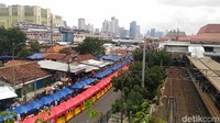 Suasana di Pasar Tanah Abang, Jakarta Pusat, dari arah Stasiun Tanah Abang menuju Pasar Tanah Abang Blok G siang ini cukup ramai.
