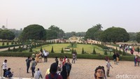 Jarak antar gerbang dan bangunan Victoria Memorial amat jauh sekitar 200 meter dan pas untuk melihatnya dari kejauhan. Begitu masuk ke pelataran, terdapat patung dan ukiran-ukiran yang menceritakan tentang Ratu Victoria (Masaul/detikTravel)