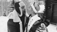 Ariana Grande pun mengunggah foto romantisnya bersama sang kekasih, Mac Miller. (Dok. Instagram)