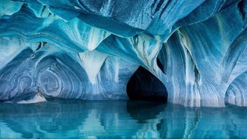 Predikat Honorable Mention untuk kategori Nature diraih fotografer Clane Gessel dengan judul foto Marble Caves. (Foto: National Geographic)