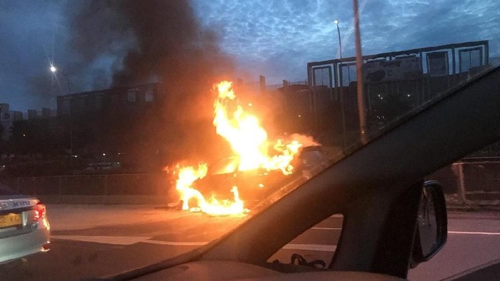 Mobil Terbakar di Tol JORR Cengkareng Arah Bandara