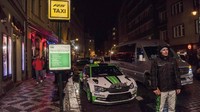 Mereka yang memiliki hak istimewa untuk duduk di kursi penumpang harus melakukan pekerjaan yang sama dengan koordinator Kopecký Pavel Dresler, yang berarti mereka harus membaca catatan kecepatan dan bahkan menyalakan wiper. Foto: Pool (Motor1)