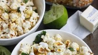 Popcorn ini bisa puaskan selera Anda untuk mencicip sajian makanan pedas. Tambahkan sejumput garam dan bubuk cabai, popcorn dengan rasa pedas dan gurih mirip margarita bisa disajikan. Foto: Istimewa