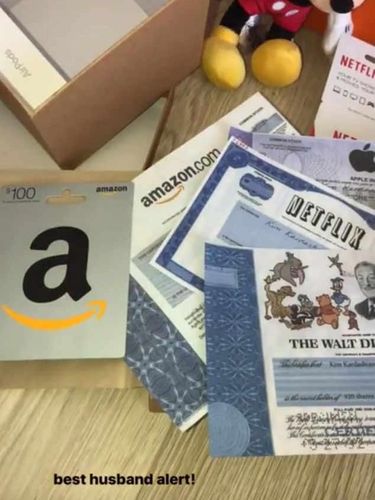 Tidak Mewah, Ini Kado Natal Kanye West untuk Kim Kardashian