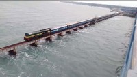 Ada lagi nih, jalur Chennai-Rameswaram Route di India. Jalur kereta ini terletak di Pulau pamban menuju daratan India, yang sudah dibuka sejak 24 Februari 1914. Sejak 1988 jembatan pamban ini digunakan sebagai transportasi Tamil Nadus ke daratan. Foto: Istimewa/engineeringworldchannel